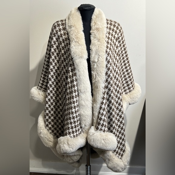 Cream and Brown Houndstooth with Faux Fur - Picture 2 of 6